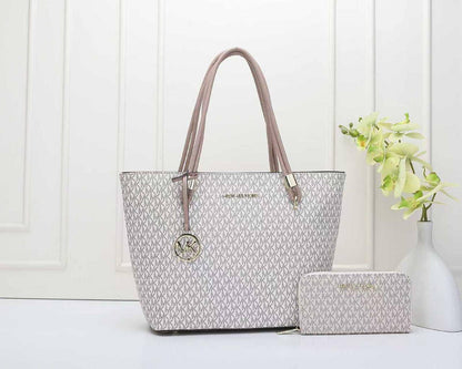 MK 
NEW CAME GOOD QUALITY 
105 dhs👑
SIZE : 32cm

Zain39
♥️♥️♥️