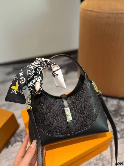 LV  
125 dhs🇦🇪
Size 25cm

Zain161
♥️♥️♥️