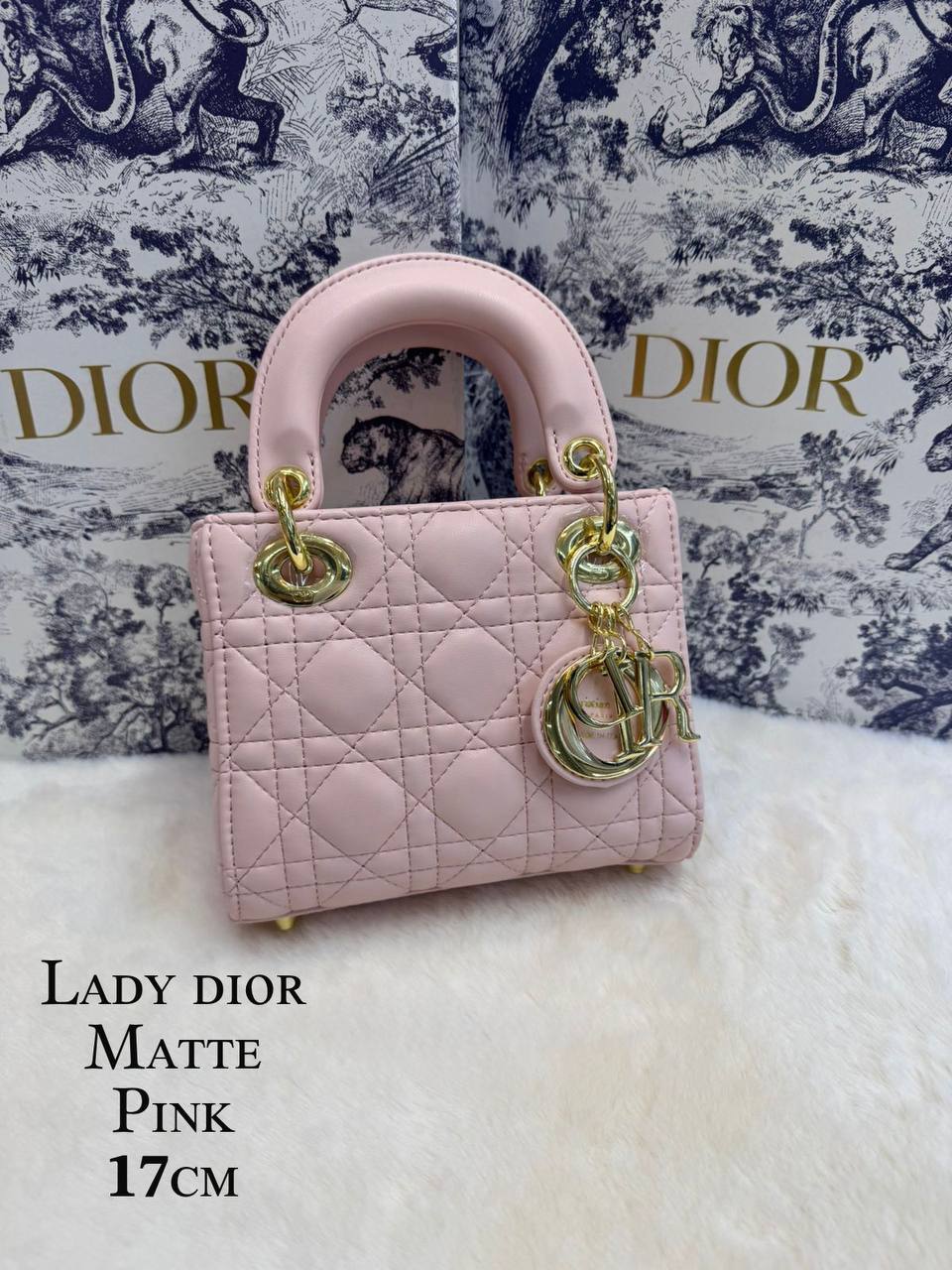 Dior
 (𝐥𝐚𝐝𝐲)
𝐰𝐢𝐭𝐡 𝐛𝐨𝐱 
🎁🎁🎁

𝐥𝐞𝐚𝐭𝐡𝐞𝐫 𝐦𝐚𝐭𝐭𝐞
𝐬𝐢𝐳𝐞:17𝐜𝐦
100 dhs🪙🖤

Zain56
♥️♥️♥️