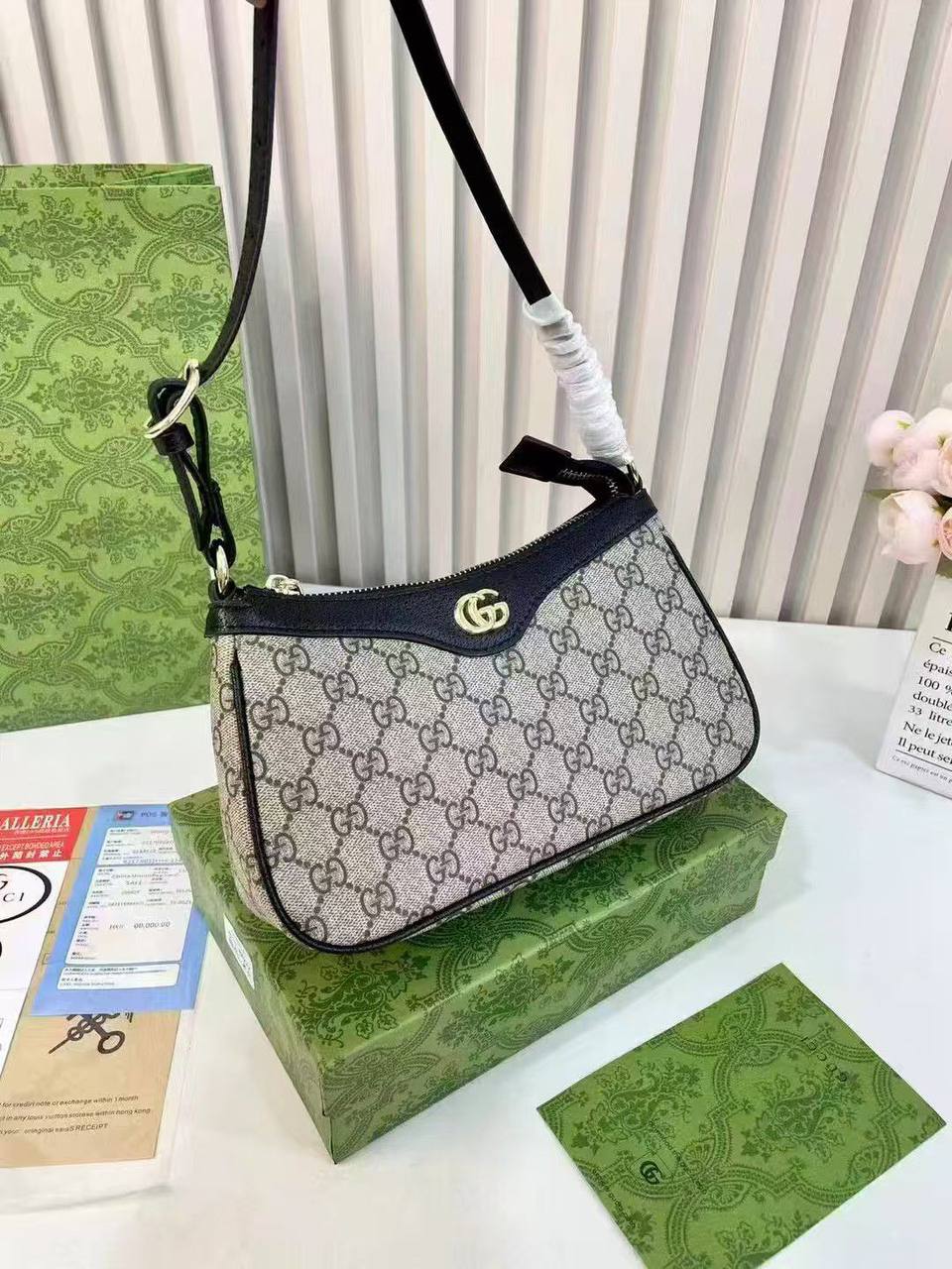 Gucci

90 dhs✅

Good  quality

Size: 25cm

with box
🎁🎁🎁

Zain74
♥️♥️♥️
