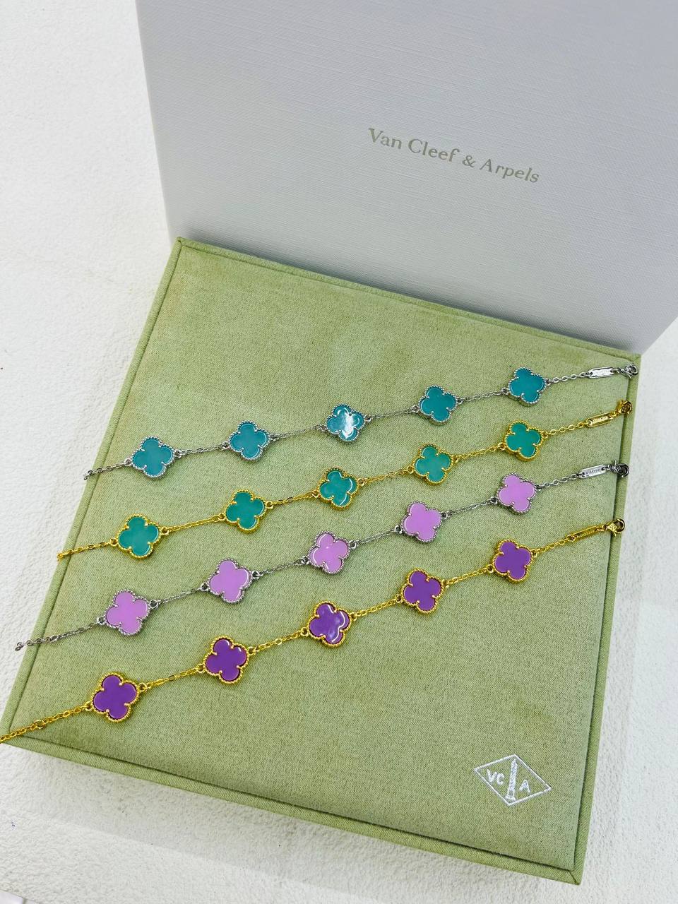 VCA❤️‍🔥*
Bracelet 🍁
Stainless Steel 💯
With black boxes 🗃️ 
20 dhs💓
With normal boxes 📦 
And paper bag🛍️
30 dhs💓

Zain216
♥️♥️♥️