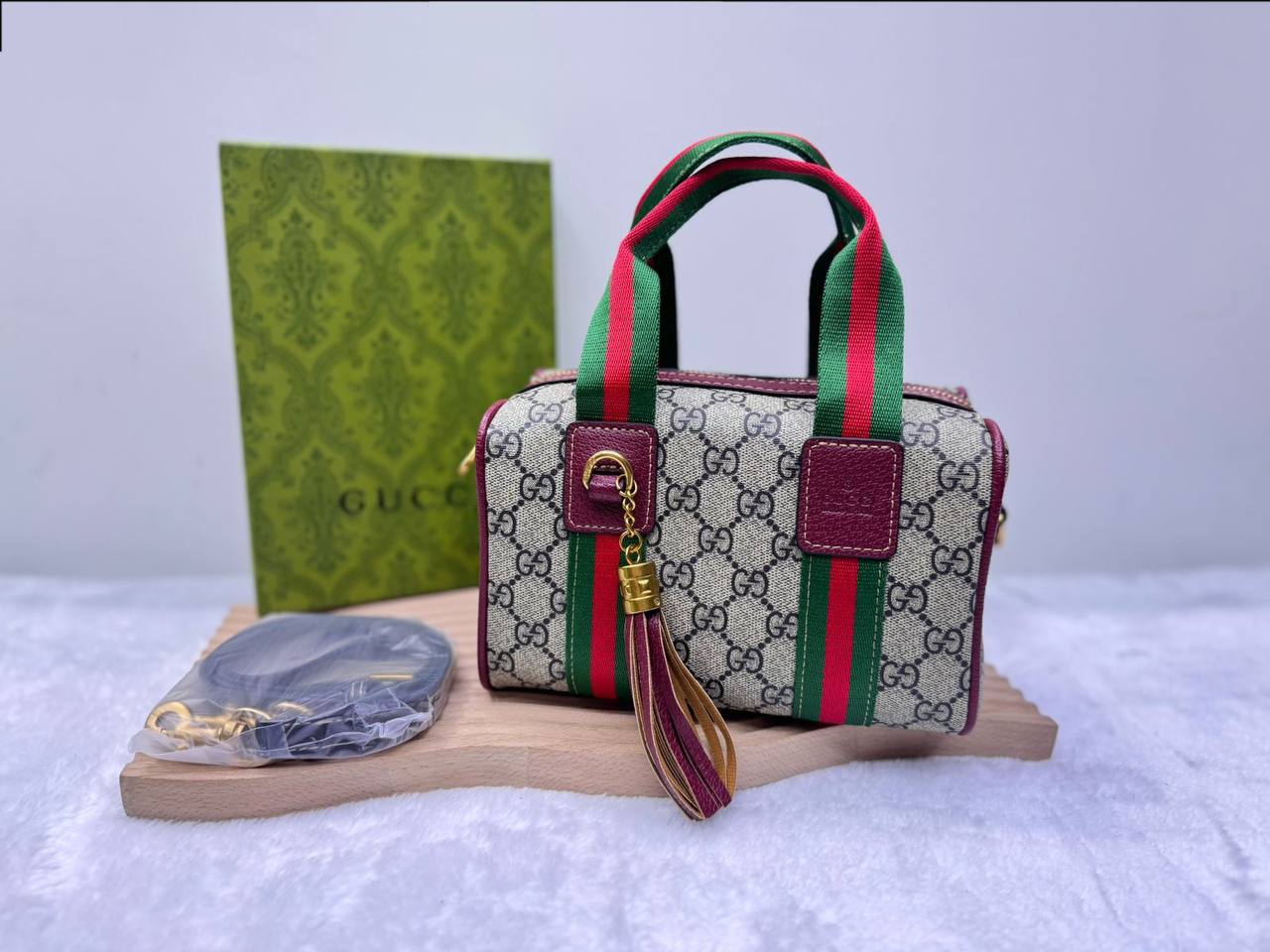 Gucci  

with box  
🎁🎁🎁

size:20×13cm  
110 dhs💓

Zain114
♥️♥️♥️