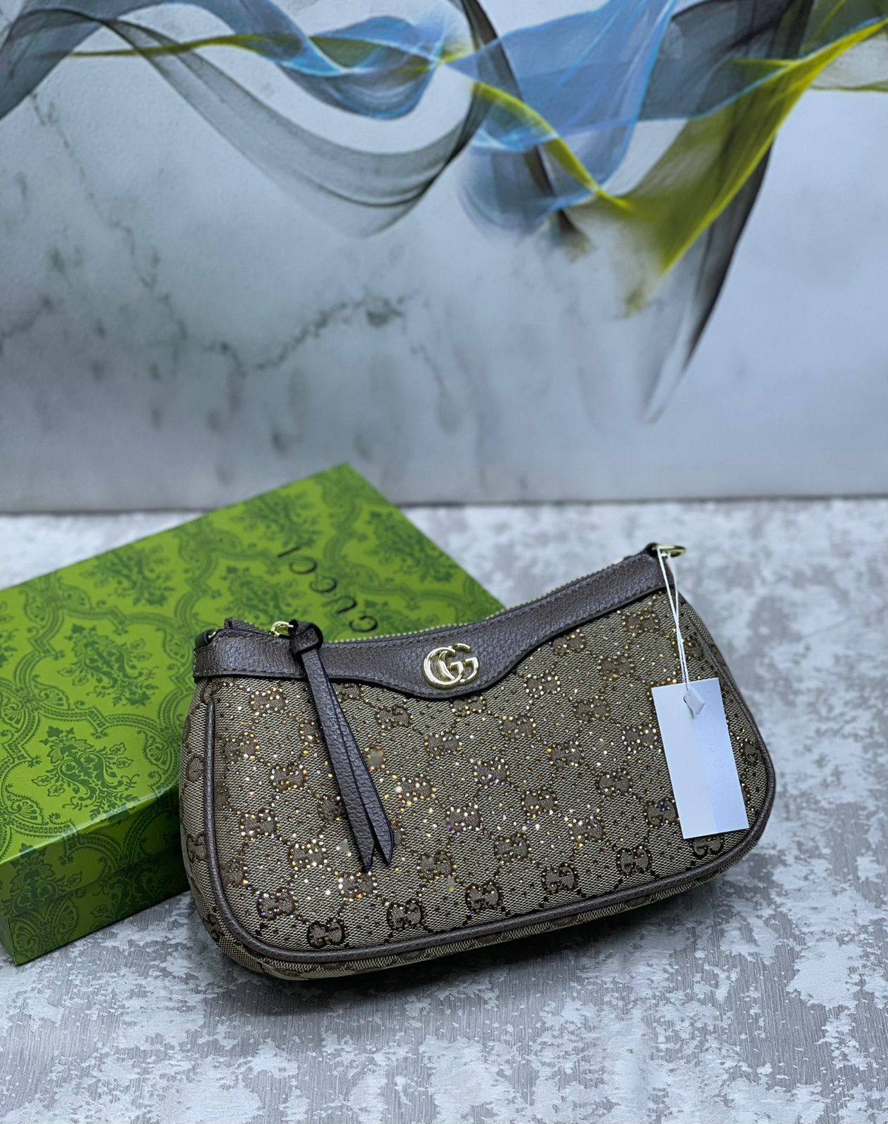 Gucci

with box 
🎁🎁🎁

95 dhs❣️

Zain175
♥️♥️♥️