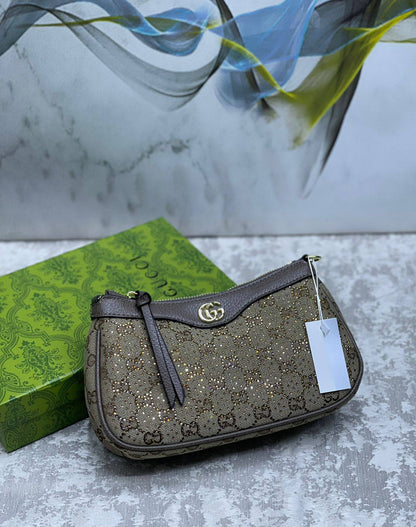 Gucci

with box 
🎁🎁🎁

95 dhs❣️

Zain175
♥️♥️♥️