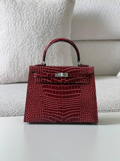 Hermes kelly croc 25cm💕master quality😍with box❤️
750 dhs🪙💕

Zain52
♥️♥️♥️