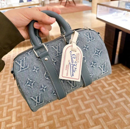 LV
120 dhs✅
size：22cm
High-quality 

with box
🎁🎁🎁

Zain35
♥️♥️♥️