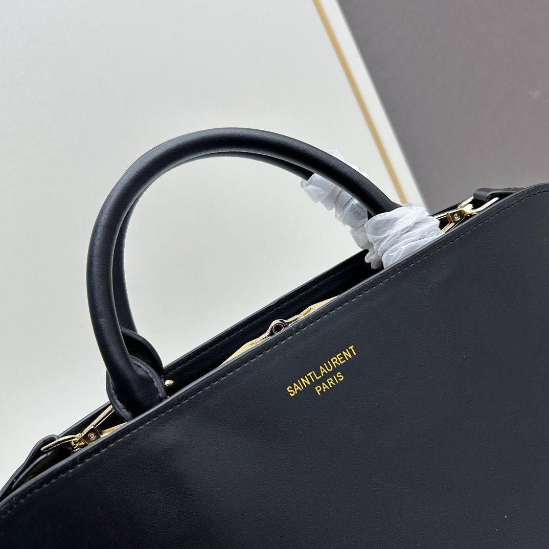 YSL 
NEW CAME HIGH QUALITY 

WITH BOX 
🎁🎁🎁

145 dhs🌺

Zain39
♥️♥️♥️