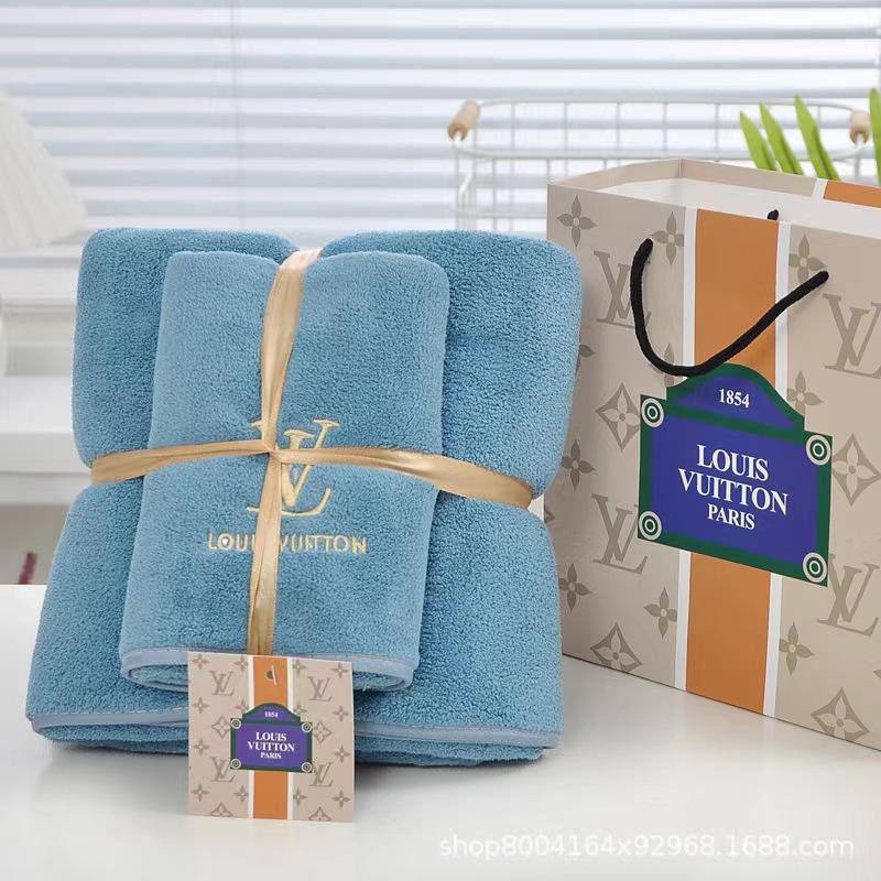 Brand 
Towels  
Good quality 
2 set
With paper 💼 
50 dhs💛

Zain99
♥️♥️😂