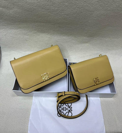 Loewe 

SMALL 20cm
95 dhs🇦🇪


BIG  24cm
100 dhs🇦🇪

with box

Zain213
♥️♥️♥️