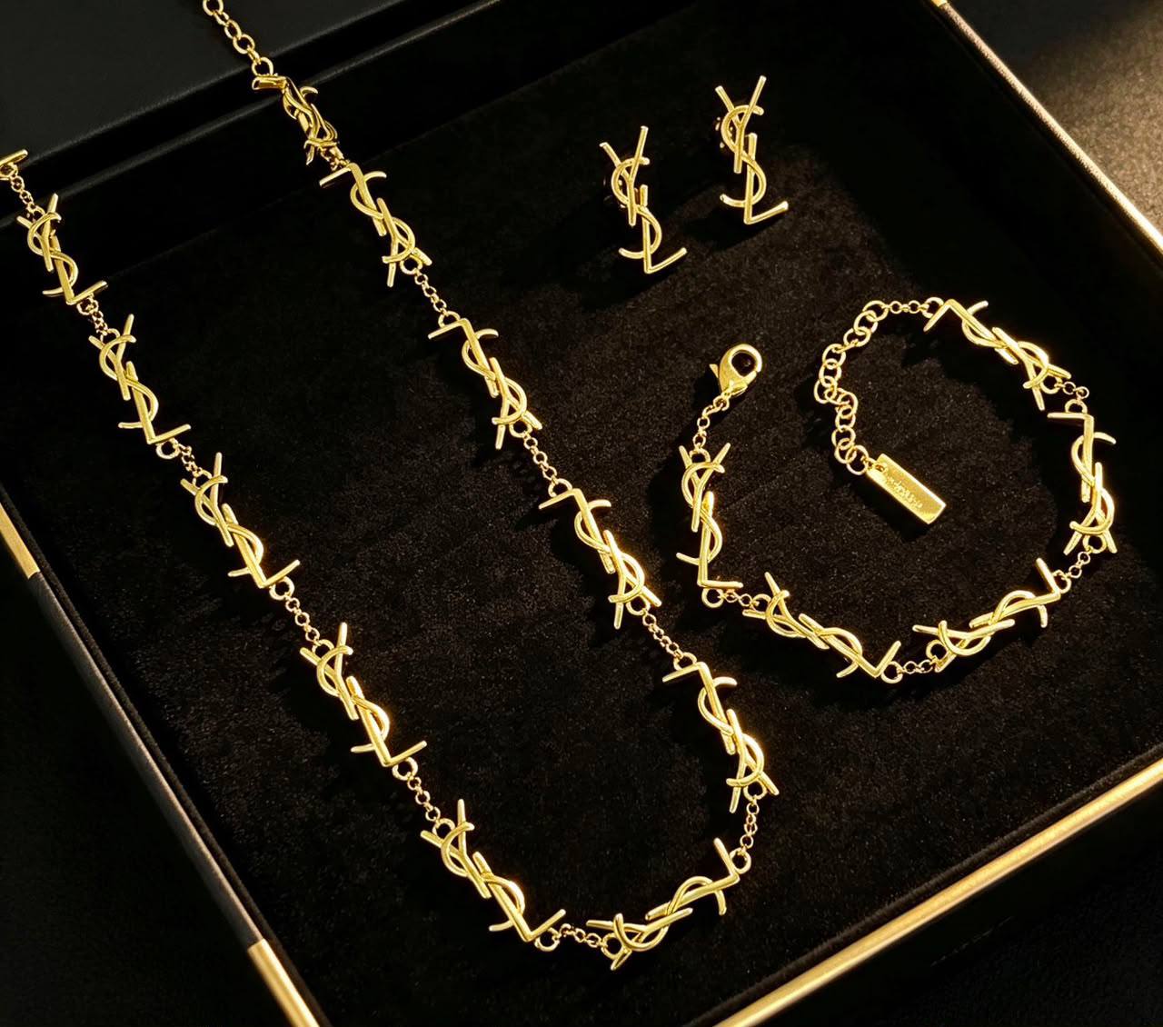 YSL 
Necklace🦋
Earring✨
Bracelet 🍁
Master quality 💯
With normal boxes 🗃️ 
140 dhs🇦🇪🇦🇪

Zain216
♥️♥️♥️