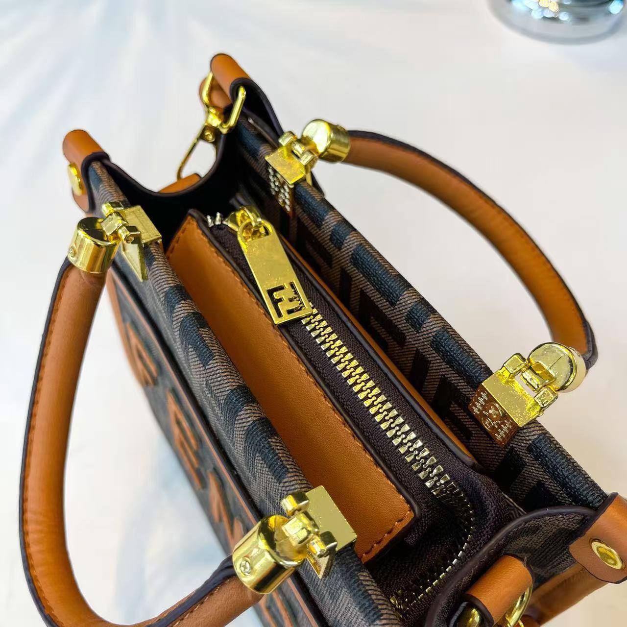 Fendi
19*19*7 cm
75 dhs💓

Zain17
♥️♥️♥️