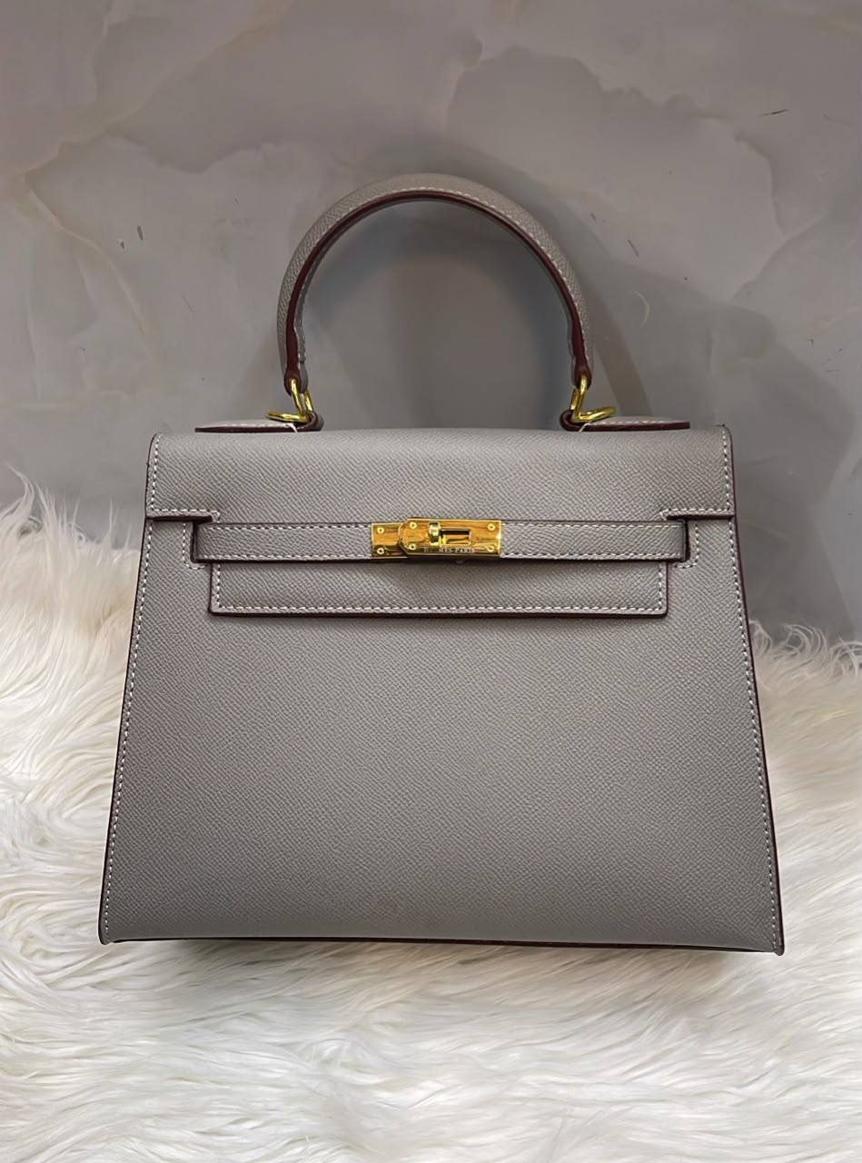 Hermes
25cm 
with box 
110 dhs🇦🇪🇦🇪
good quality

Zain136
♥️♥️♥️
