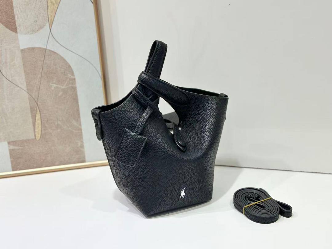 Polo
110 dhs🌺

with box
🎁🎁🎁

size 22×12×12cm

Zain213
♥️♥️♥️