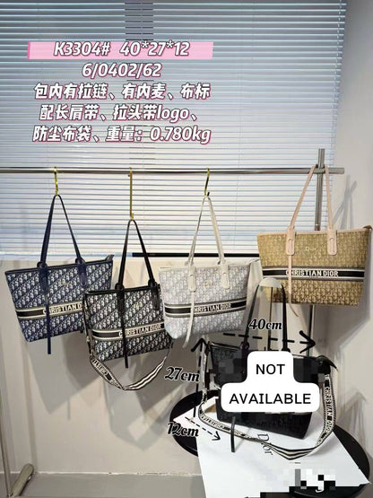 CHRISTIAN DIOR
sʜᴏᴜʟᴅᴇʀ ᴛᴏᴛᴇʙᴀɢ
ᴄᴀɴᴠᴀss & ʟᴇᴀᴛʜᴇʀ ᴍᴀᴛᴇʀɪᴀʟ
ᴡɪᴛʜ ʟᴏɴɢ ʙᴇʟᴛ sᴛʀᴀᴘ
sɪᴢᴇ: 40 cm

75 dhs❣️

Zain31
♥️♥️♥️