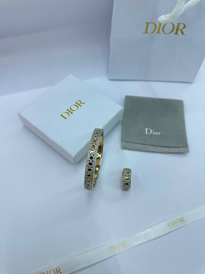 Dior 
Bangle 🔥
Ring 💍 available size👇
6,7,8,9
good quality 💯
With brand boxes 🗃️ 
And paper bag 🛍️
50 dhs✅

With master box 📦 
And paper bag 🛍️
70 dhs✅

Zain216
♥️♥️♥️