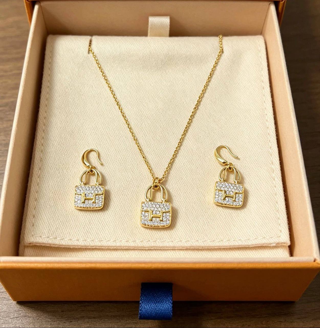 Hermes ❤️‍🔥*
Necklace 🐦‍🔥
Earring🦋
Master quality 💯
With normal boxes 📦 
95 dhs💓
With master box 🗃️ 
120 dhs💓

Zain216
♥️♥️♥️