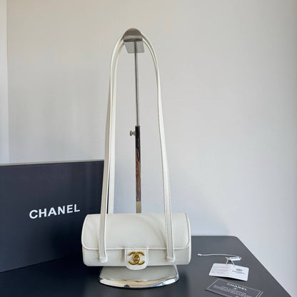 CHANEL

Best quality
 with box
115 dhs🇦🇪🇦🇪

size 20CM

Zain290
♥️♥️♥️