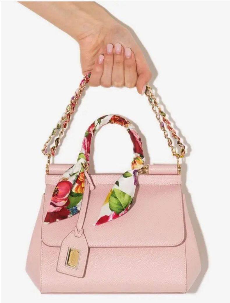 D&G
110 dhs🪙🌨️
high quality 
With box 25Cm

Zain26
♥️♥️♥️