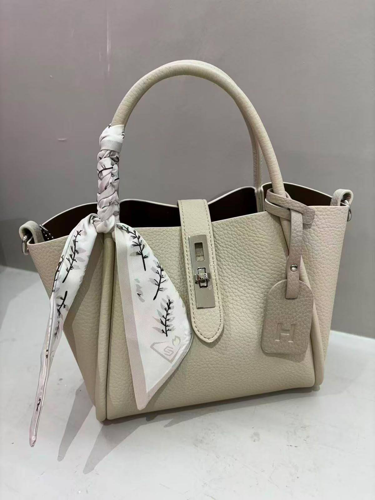 Hermes 

Bag the wholesale 
115 dhs🇦🇪🇦🇪

Size 25cm 
Zain161
♥️♥️♥️