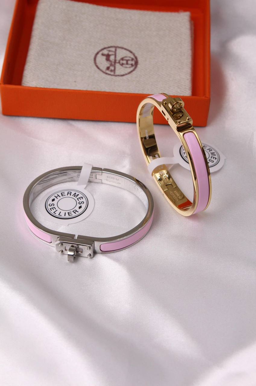 *HERMES*  🧡🐎
    *  ⬆️MINI CLIC KELLY BRACELET
* ⁠↗️ *Super Master Quality* ®️
* ⁠Gold Plated
* ⁠Size 17cm
*125 dhs👑* with *Normal* Box & Bag
*145 dhs👑* with *Orignal* Packaging 🎁

Zain209
♥️♥️♥️