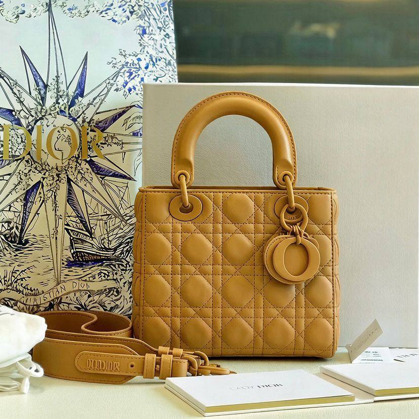 LADY DIOR 
  BIG SIZE 
GOOD QUALITY 
WITH BOX
120 dhs✅
SIZE: 24cm

Zain295
♥️♥️♥️