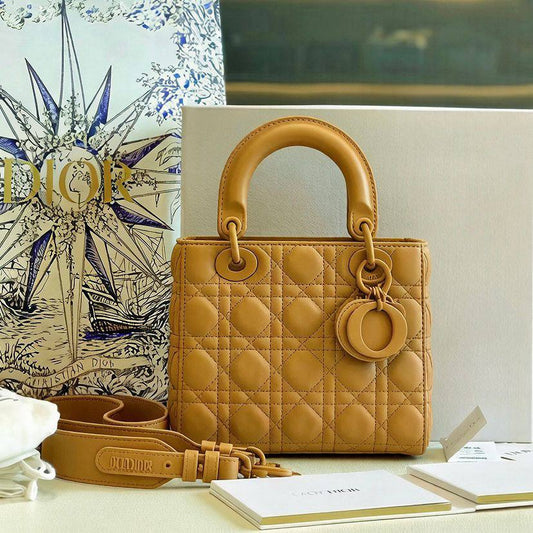 LADY DIOR 
  BIG SIZE 
GOOD QUALITY 
WITH BOX
120 dhs✅
SIZE: 24cm

Zain295
♥️♥️♥️
