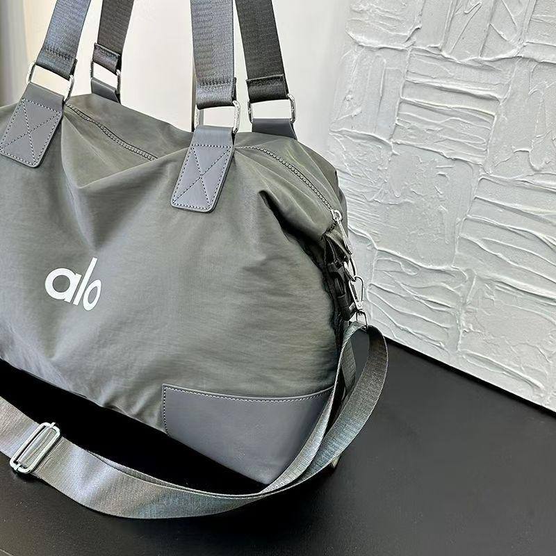 🥇 ALO  Fitness bag
Good quality 
Size : 45 * 16 * 30 cm
65 dhs💓

Zain115
♥️♥️♥️
