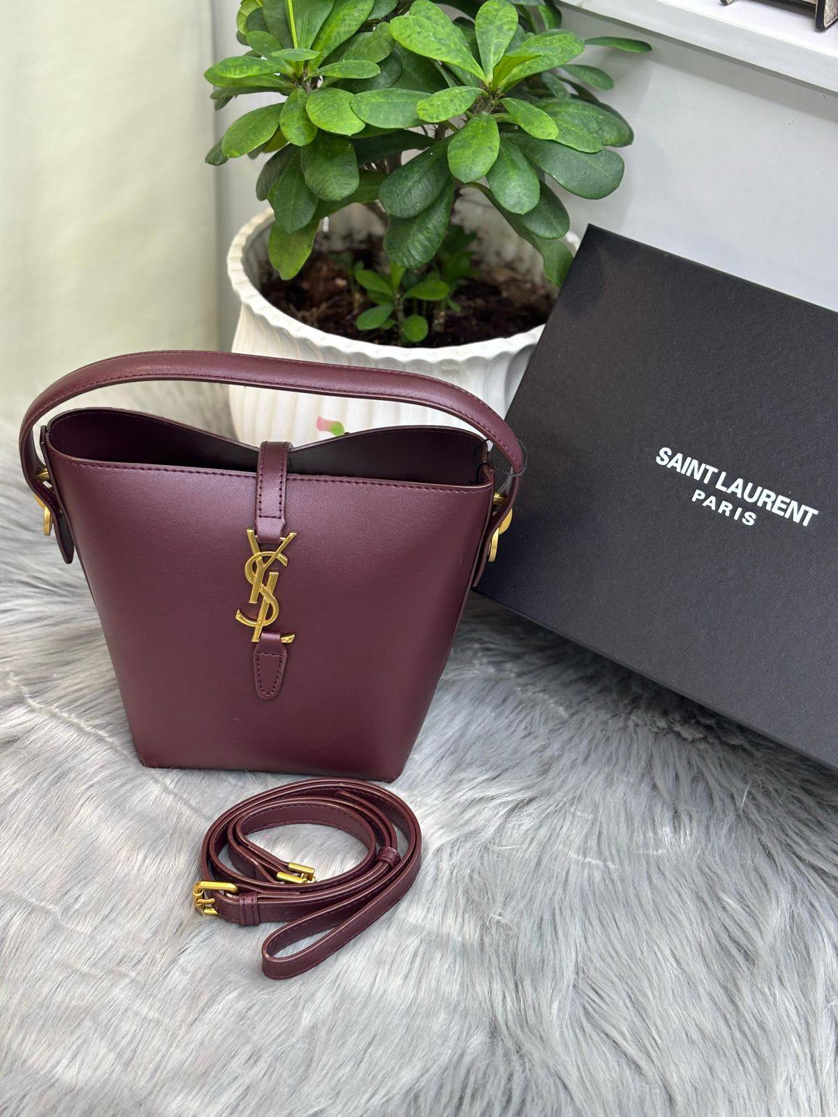 YSL  

SIZE……….19 high 16 width🌷

95 dhs🪙🌨️

With BOX✅
🎁🎁🎁

Zain244
♥️♥️♥️