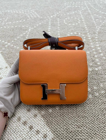 Hermes
100 dhs✅
with box
🎁🎁🎁

size
Small 19×6×15cm
Medium 24×6×17cm

Zain42
♥️♥️♥️