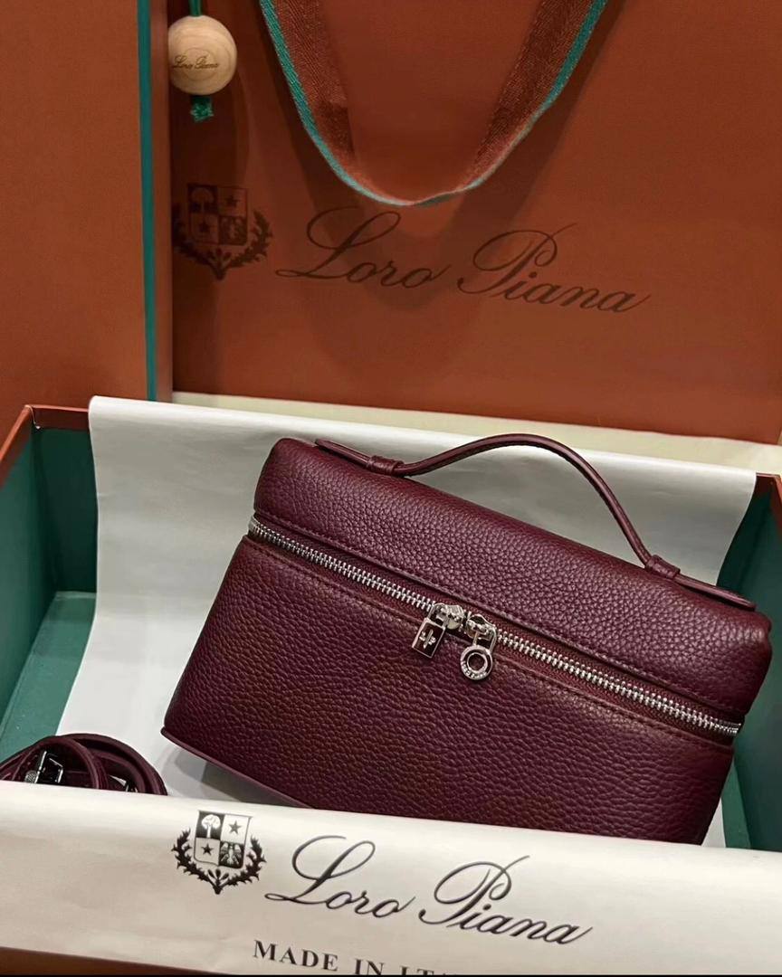 Loro Piana
80 dhs✅

with box
🎁🎁🎁

size 19×7×12cm

Zain42
♥️♥️♥️