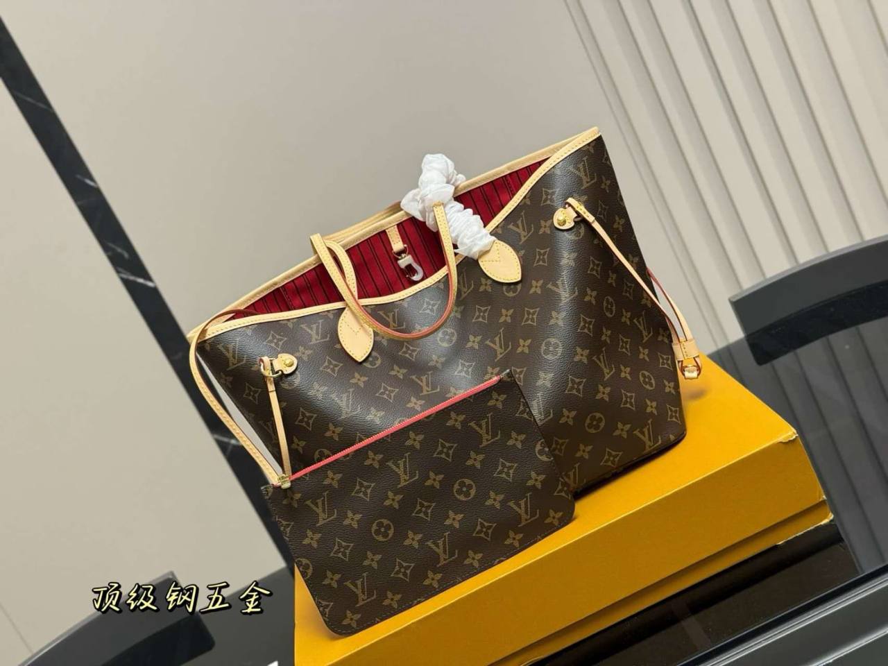 LV
with box
🎁🎁🎁

Master🌺🌺 
260 dhs✅

Zain10
♥️♥️♥️