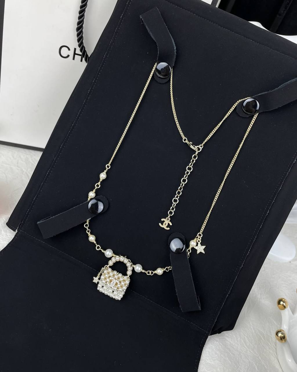 CHANEL ❤️‍🔥*
Necklace 
Master quality 💯
With normal boxes 🗃️ 
85 dhs✅
With master box 🗃️ 
120 dhs✅

Zain216
♥️♥️♥️