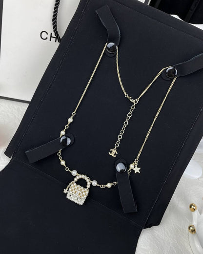 CHANEL ❤️‍🔥*
Necklace 
Master quality 💯
With normal boxes 🗃️ 
85 dhs✅
With master box 🗃️ 
120 dhs✅

Zain216
♥️♥️♥️
