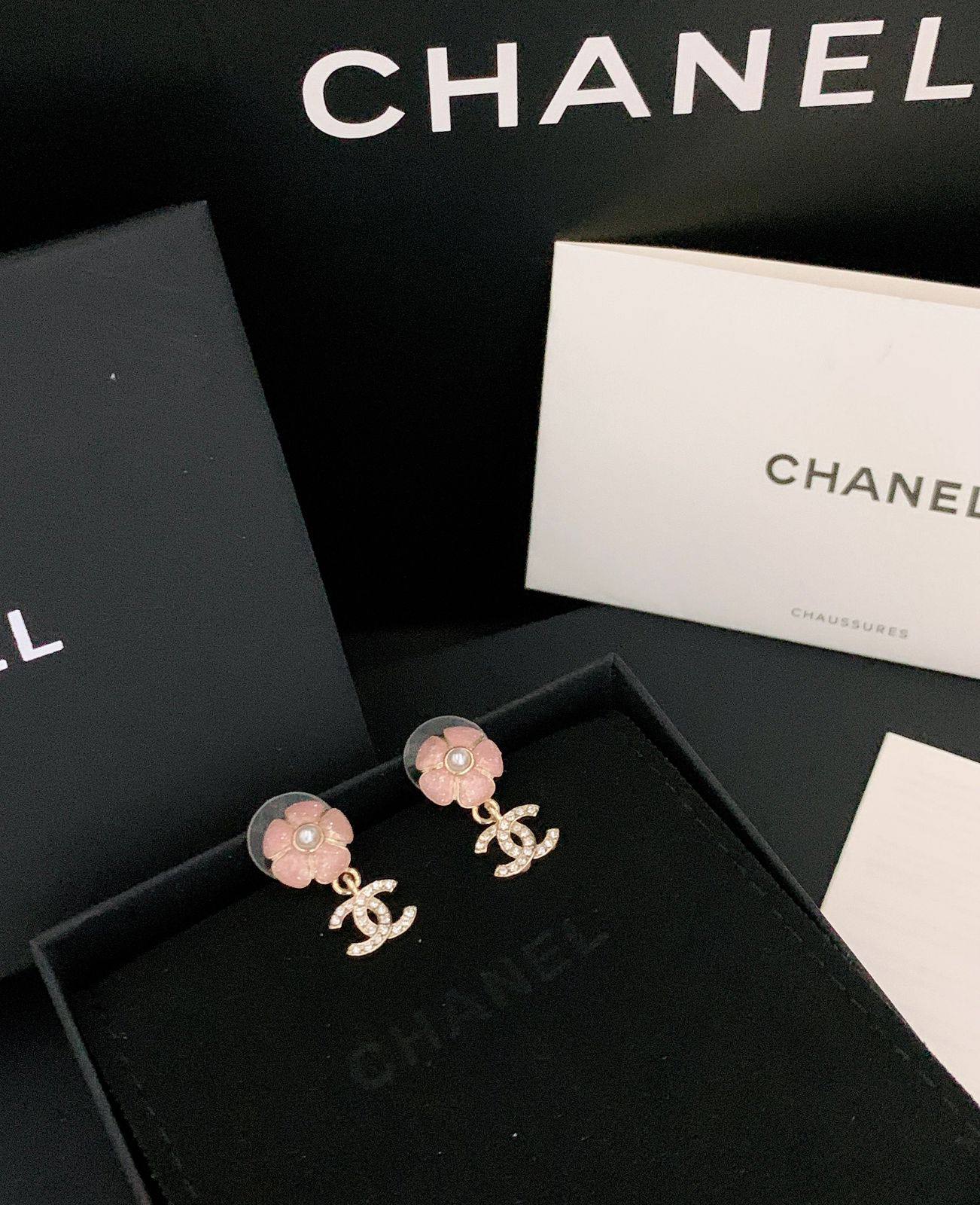 CHANEL*_EARRINGS_

55 dhs❤️💚
         _With_
          *Box* 📦✅

Zain89
♥️♥️♥️