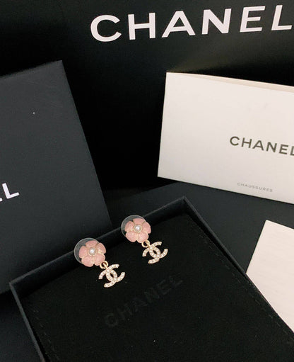 CHANEL*_EARRINGS_

55 dhs❤️💚
         _With_
          *Box* 📦✅

Zain89
♥️♥️♥️