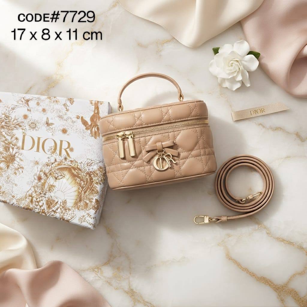Dior
ᴠᴀɴɪᴛʏ ᴄᴀsᴇ ᴛᴏᴘ ʜᴀɴᴅʟᴇ
ʙᴏᴡ ᴅᴇsɪɢɴ ɪɴ ᴄʜᴀʀᴍs ʟᴏɢᴏ
ᴄᴀɴɴᴀɢᴇ ʟᴀᴍʙsᴋɪɴ ʟᴇᴀᴛʜᴇʀ
ɢᴏʟᴅ ʜᴀʀᴅᴡᴀʀᴇ
ᴡɪᴛʜ ʟᴏɴɢ ʙᴇʟᴛ sᴛʀᴀᴘ
sɪᴢᴇ : 17 cm
ᴡɪᴛʜ BOX

80 dhs✅

Zain31
♥️♥️♥️