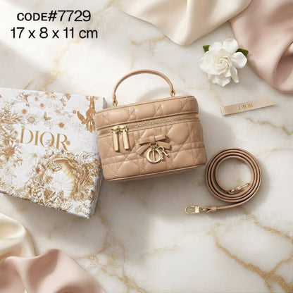 Dior
ᴠᴀɴɪᴛʏ ᴄᴀsᴇ ᴛᴏᴘ ʜᴀɴᴅʟᴇ
ʙᴏᴡ ᴅᴇsɪɢɴ ɪɴ ᴄʜᴀʀᴍs ʟᴏɢᴏ
ᴄᴀɴɴᴀɢᴇ ʟᴀᴍʙsᴋɪɴ ʟᴇᴀᴛʜᴇʀ
ɢᴏʟᴅ ʜᴀʀᴅᴡᴀʀᴇ
ᴡɪᴛʜ ʟᴏɴɢ ʙᴇʟᴛ sᴛʀᴀᴘ
sɪᴢᴇ : 17 cm
ᴡɪᴛʜ BOX

80 dhs✅

Zain31
♥️♥️♥️