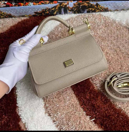D&G
with box
110 dhs🇦🇪🇦🇪

Zain306
♥️♥️♥️