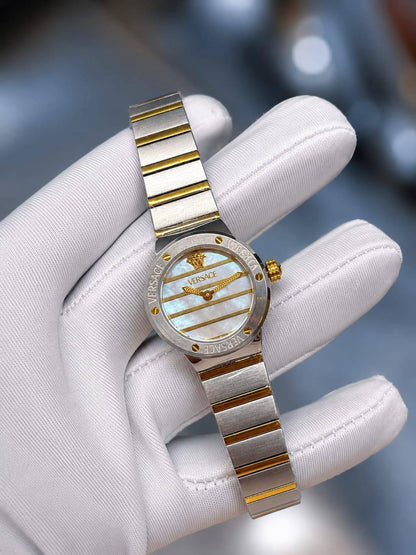 Versace 

watch for ladies 

good quality 
230 dhs🇦🇪🇦🇪

Zain59
♥️♥️♥️