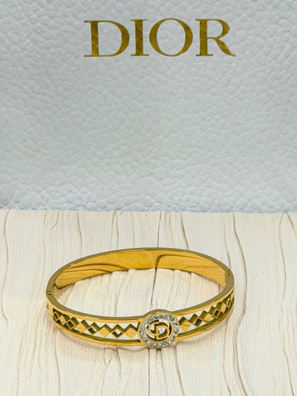 Stainless steel🍁 

Bangle ✨

 Non turnish💕

20 dhs🇦🇪🇦🇪

Zain263
♥️♥️♥️