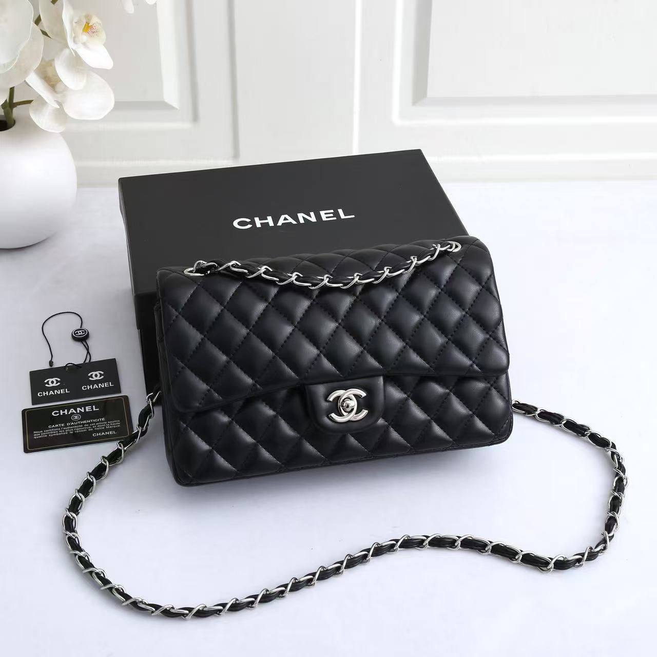 Chanel

with box
🎁🎁🎁

110 dhs✅
good quality

Zain143
♥️♥️♥️