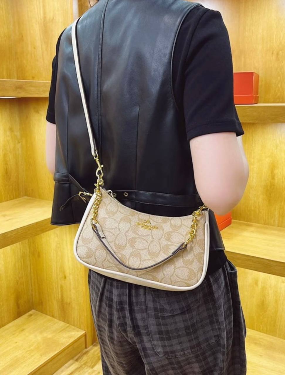 COACH 
GOOD QUALITY WITH BOX 
95 dhs🇦🇪🇦🇪

Zain295
♥️♥️♥️
