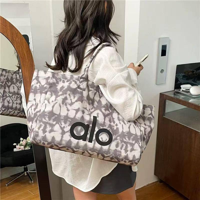 🪂 ALO  Fitness bag with zipper 
Good quality 
Size : 50 ~ 45 * 25 cm
70 dhs🌺

Zain115
♥️♥️♥️