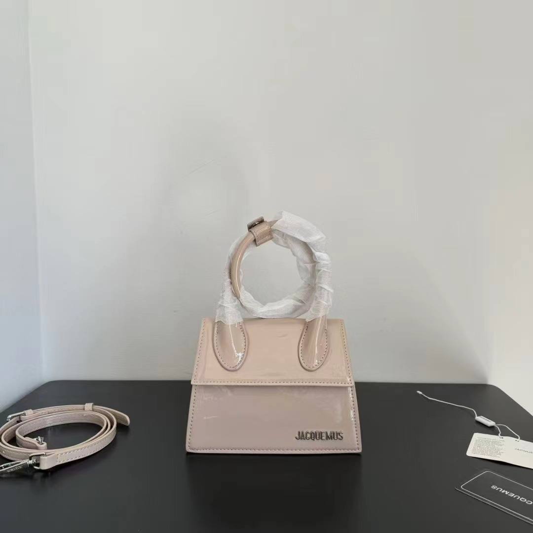 JACQUEMUS 
110 dhs✅
Best quality 

with box
🎁🎁🎁

size 18 CM

Zain290
♥️♥️♥️