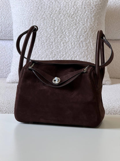 Hermes
lindy 26cm💥Master quality ✅with box📦
610 dhs❣️

Zain52
♥️♥️♥️