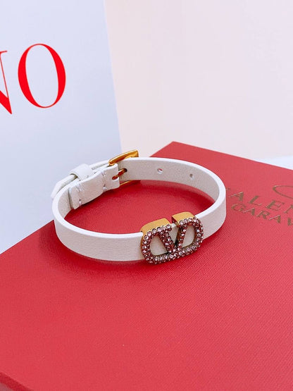 Valentino
💜*bracelet*💜
💜*Super master*💜
250 dhs🪙🖤

Zain160
♥️♥️♥️