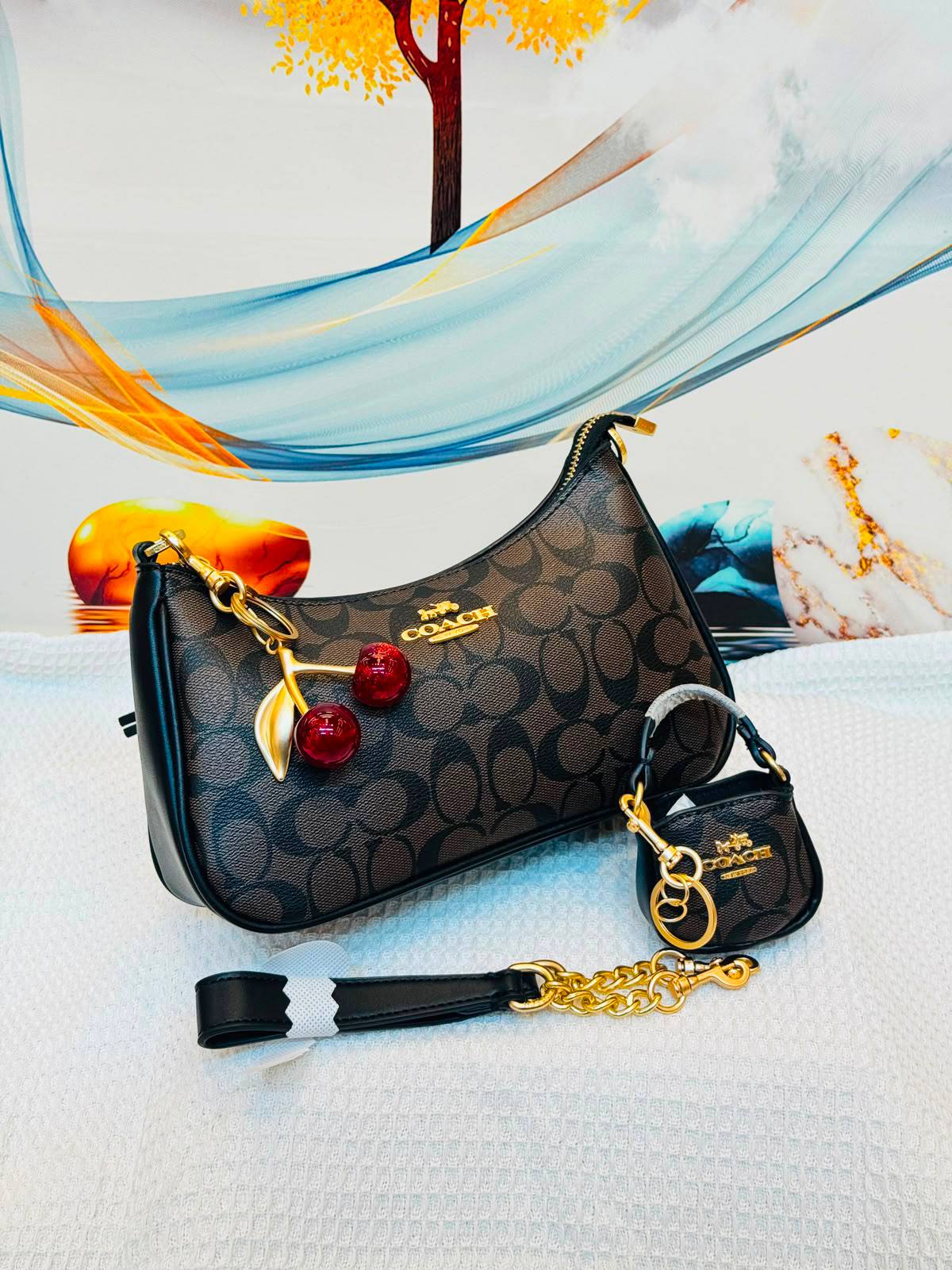 Coach 
Best quality with box’s 
110 dhs🇦🇪🇦🇪
size 25 CM

Zain290
♥️♥️♥️