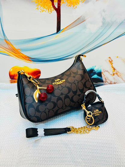 Coach 
Best quality with box’s 
110 dhs🇦🇪🇦🇪
size 25 CM

Zain290
♥️♥️♥️