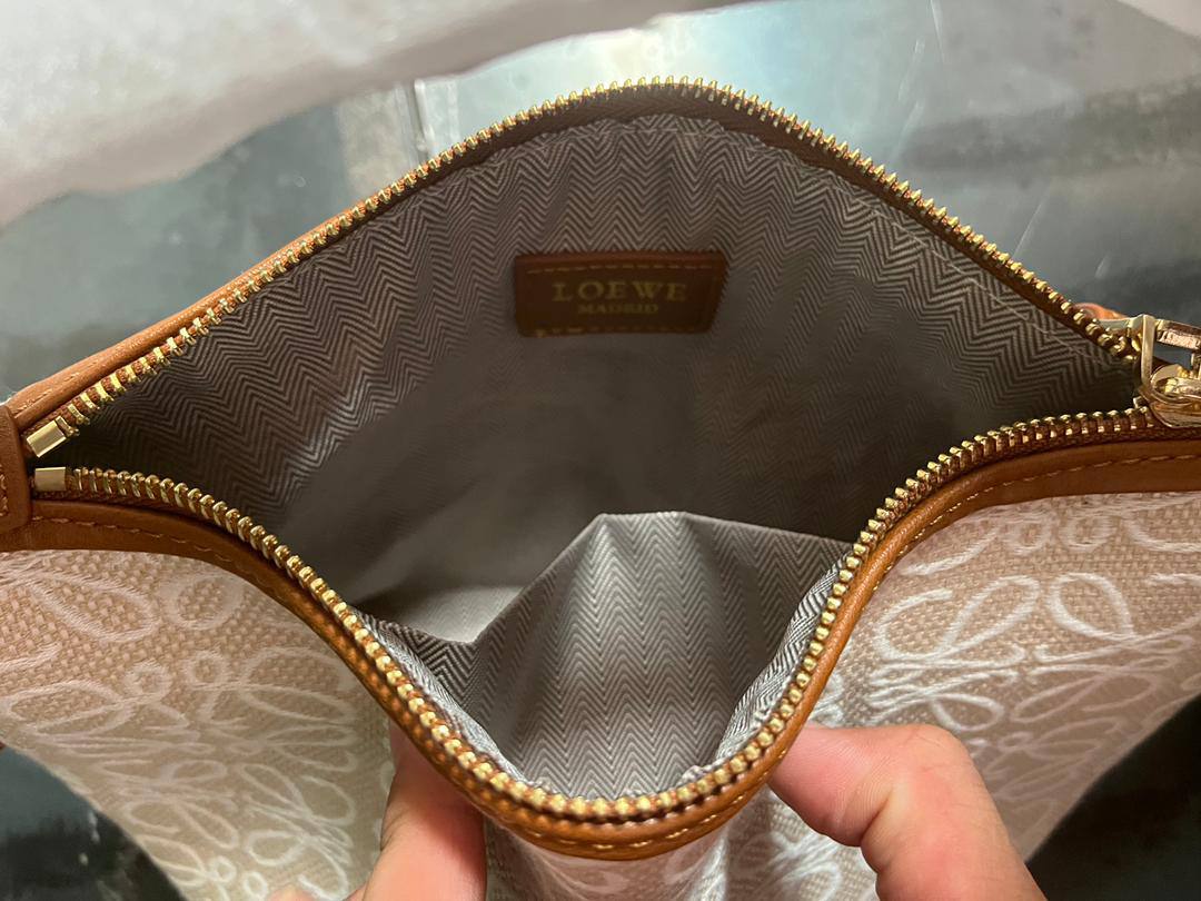 Loewe 
85 dhs✅
with box
size 20×10×20cm

Zain213
♥️♥️♥️