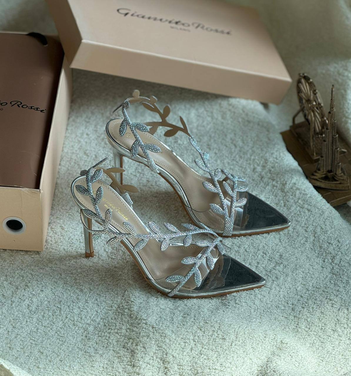 New. Rossi  heel 

   Size  .  36.  to 41

120 dhs🪙💚

Zain80
♥️♥️♥️